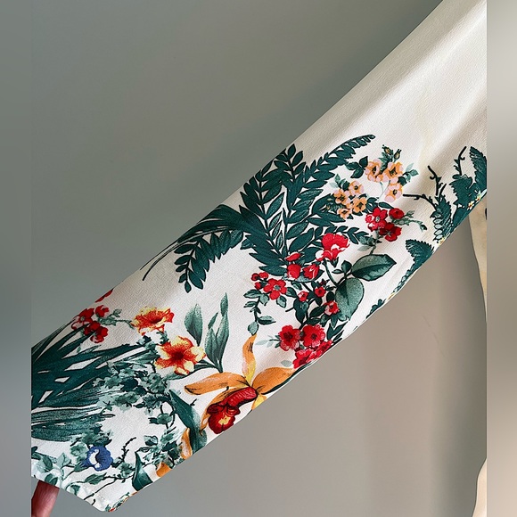 SANDRO FLORAL TOP! GIVING GUCCI VIBES!Beautiful white silk floral top! Size 1. - Picture 3 of 6